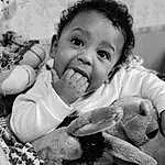 Visage, Peau, Coiffure, Photograph, Yeux, Blanc, Sourire, Black, Comfort, Black-and-white, Happy, Gesture, Interaction, Style, Carnivore, Bambin, Monochrome, Baby, Enfant, Personne