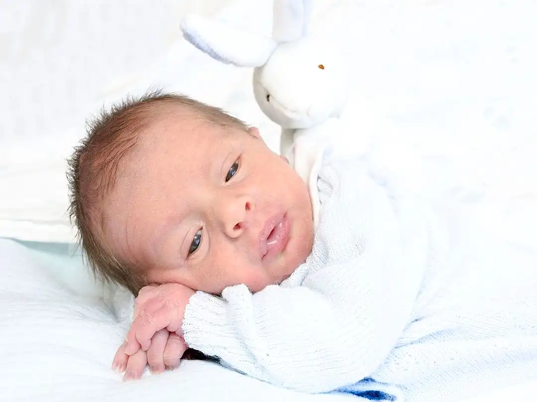 Nez, Joue, Peau, Yeux, Comfort, Baby & Toddler Clothing, Sleeve, Collar, Happy, Baby, Bambin, Enfant, Lapin, Jouets, Linens, Poil, Stuffed Toy, Easter Bunny, Portrait Photography, Room, Personne