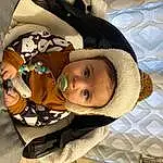 Joue, VÃªtements dâ€™extÃ©rieur, Yeux, Comfort, Baby, Sleeve, Baby & Toddler Clothing, Bambin, Headgear, Baby Sleeping, Baby Carriage, Cap, Knit Cap, Enfant, Baby Safety, Baby Products, Fashion Accessory, Linens, Beanie, Hiver, Personne