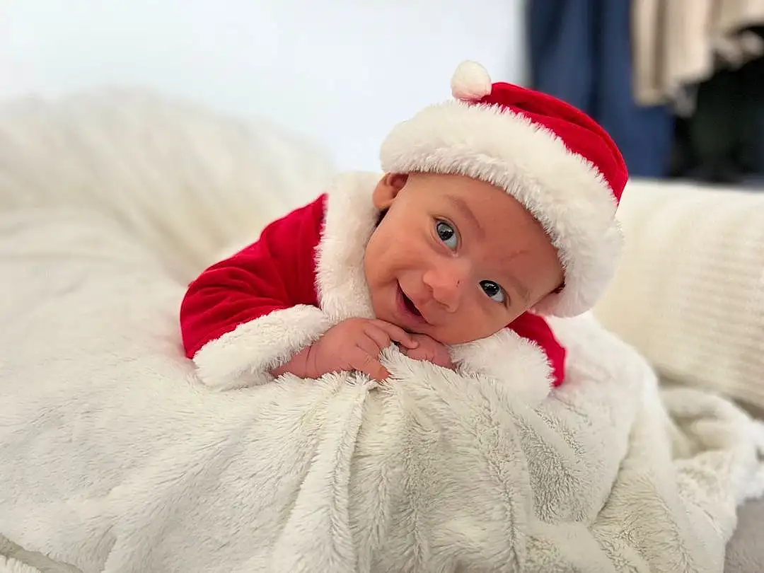 Head, Yeux, Comfort, Sourire, Sleeve, Fur Clothing, Happy, Cap, Linens, Bambin, Enfant, Poil, Baby, Room, Santa Claus, Event, NoÃ«l, Baby & Toddler Clothing, Bedding, Holiday, Personne, Headwear