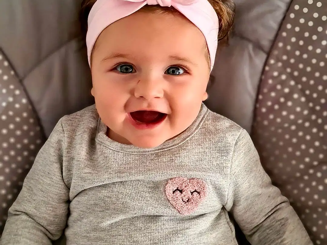 Visage, Joue, Sourire, Peau, Head, Lip, Chin, Yeux, Facial Expression, Baby & Toddler Clothing, Baby, Sleeve, Debout, Iris, Rose, Happy, Headgear, Personne, Joy, Headwear