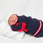 Vêtements d’extérieur, Comfort, Baby & Toddler Clothing, Human Body, Sleeve, Baby, Baby Sleeping, T-shirt, Happy, Bambin, Baby Products, Linens, Carmine, Assis, Bedtime, Neige, Leisure, Hiver, Portrait Photography, Hoodie, Personne, Headwear