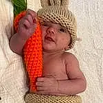 Peau, Head, Stomach, Jambe, Green, Human Body, Comfort, Textile, Cap, Baby & Toddler Clothing, Thigh, Finger, Headgear, Baby, Trunk, Bambin, Thumb, Abdomen, Chest, Enfant, Personne, Headwear