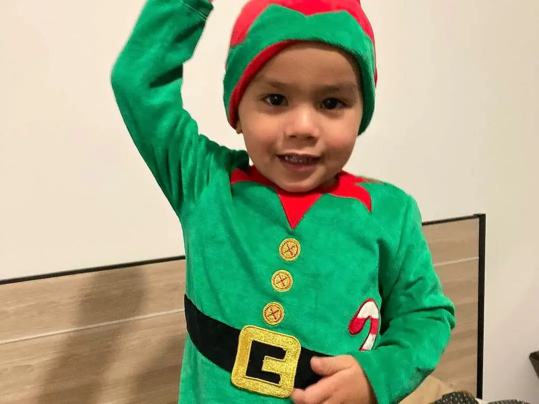Sourire, Green, Sleeve, Baby & Toddler Clothing, Headgear, Happy, Holiday, Bambin, Event, Noël, Fictional Character, Baby, Enfant, Chapi Chapo, Costume Hat, Déguisements, T-shirt, Sock, Room, Christmas Eve, Personne, Headwear
