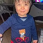 Clothing, Head, Sourire, Sleeve, Debout, Baby & Toddler Clothing, Happy, Cool, T-shirt, Fun, Bambin, Enfant, Art, Logo, Carmine, Pattern, Personne