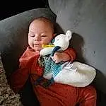 Joue, Peau, Head, Facial Expression, Mouth, Comfort, Human Body, Textile, Debout, Baby, Bois, Flash Photography, Jouets, Lap, Fun, Bambin, Couch, Chair, Stuffed Toy, Happy, Personne