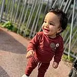 Joue, Peau, Chin, Sourire, Plante, Baby & Toddler Clothing, Sleeve, Baby, Happy, Herbe, Bambin, Leisure, Recreation, T-shirt, Enfant, Fence, Fun, Assis, Play, Soil, Personne, Joy