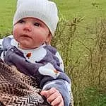 Joue, VÃªtements dâ€™extÃ©rieur, Baby & Toddler Clothing, Plante, People In Nature, Sleeve, Herbe, Cap, Baby, Bambin, Assis, Wool, Pattern, Grassland, Enfant, Poil, Woolen, Baby Products, Terrestrial Animal, Beanie, Personne, Headwear