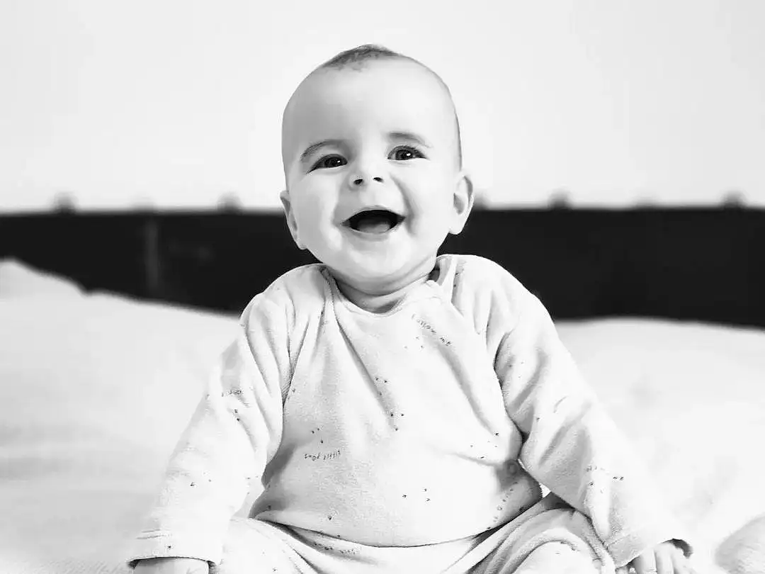 Sourire, Photograph, Yeux, Flash Photography, Comfort, Happy, Sleeve, Baby, Baby & Toddler Clothing, Gesture, Dress, Black-and-white, Finger, Bambin, Fun, Enfant, T-shirt, Monochrome, Noir & Blanc, Assis, Personne, Joy