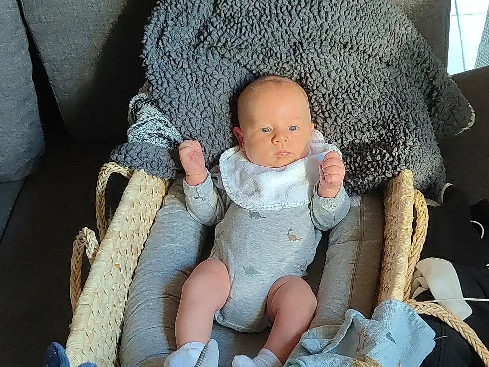 Comfort, Baby Sleeping, Doll, Baby, Baby Carriage, Jouets, Baby & Toddler Clothing, Lap, Headgear, Infant Bed, Linens, Stuffed Toy, Baby Products, Assis, Wool, Bag, Peluches, Room, Couch, Crochet, Personne