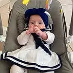 Peau, Head, Photograph, Yeux, Blanc, Bleu, Comfort, Yellow, Baby & Toddler Clothing, Baby, Finger, Baby Carriage, Seat Belt, Baby In Car Seat, Bambin, Chair, Thigh, Car Seat, Personne