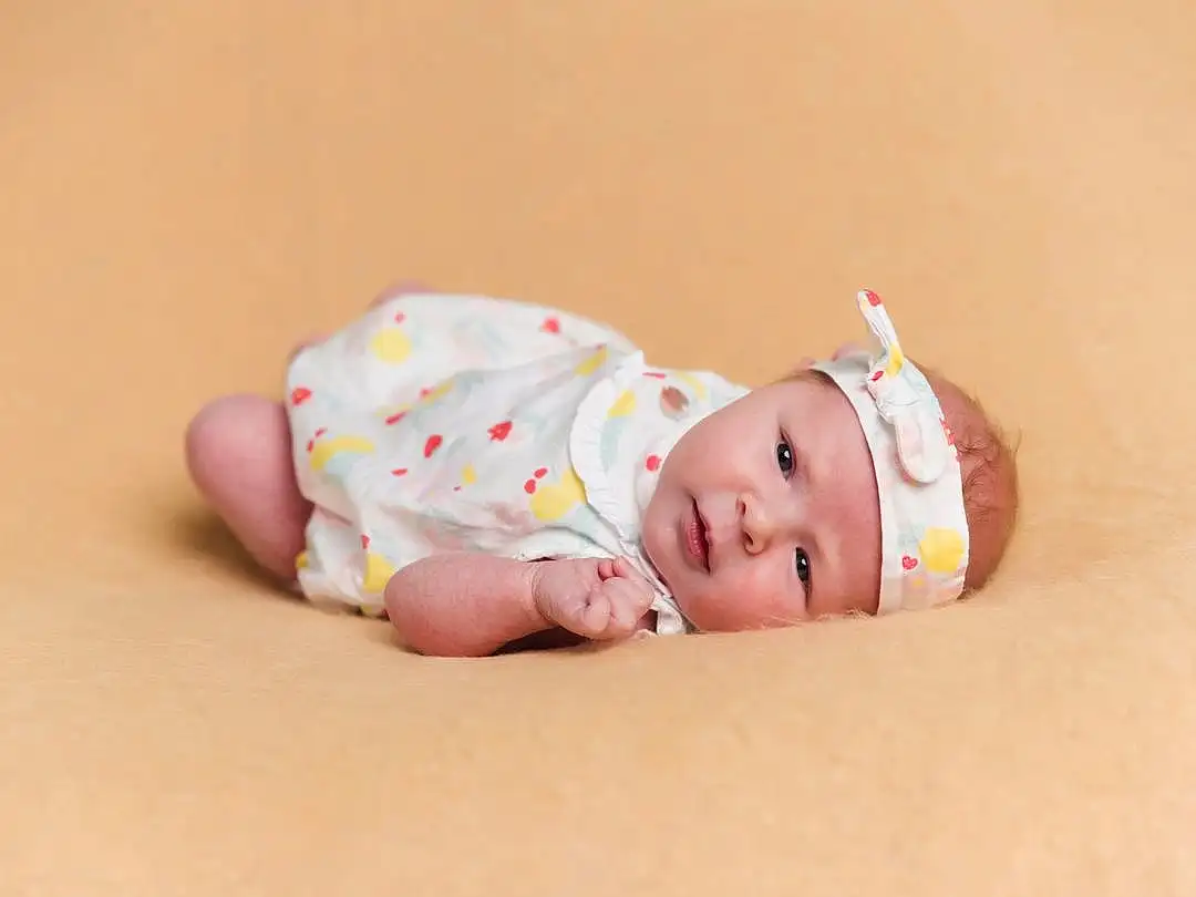 Joue, Yeux, Baby & Toddler Clothing, Baby, Headgear, Sleeve, Comfort, Bois, Bambin, Happy, Herbe, Hair Accessory, Baby Products, Fashion Accessory, Headband, Assis, Portrait Photography, Beanie, Linens, Personne, Headwear