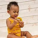 Nez, Peau, Joint, Chin, Yeux, Facial Expression, Dress, Mouth, Plante, Sourire, Happy, Gesture, Baby & Toddler Clothing, Finger, Fruit, Thumb, Trunk, Baby, Bambin, Abdomen, Personne