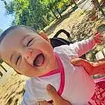 Sourire, Lip, Plante, Swing, Arbre, Baby & Toddler Clothing, Gesture, Happy, Herbe, Rose, Finger, Leisure, Fun, Thumb, Baby Laughing, Bambin, Summer, Aire de jeux, Baby, Outdoor Play Equipment, Personne