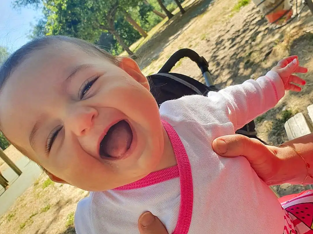 Sourire, Lip, Plante, Swing, Arbre, Baby & Toddler Clothing, Gesture, Happy, Herbe, Rose, Finger, Leisure, Fun, Thumb, Baby Laughing, Bambin, Summer, Aire de jeux, Baby, Outdoor Play Equipment, Personne