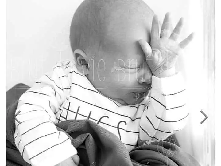 Head, Human Body, Comfort, Sleeve, Baby, Gesture, Style, Finger, Black-and-white, Bambin, Art, Noir & Blanc, Monochrome, Enfant, Thumb, Assis, Illustration, Baby & Toddler Clothing, Stock Photography, Personne