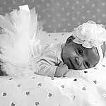 Blanc, Comfort, Flash Photography, Gesture, Happy, Baby & Toddler Clothing, Baby, Black-and-white, Bambin, Headpiece, Linens, Enfant, Headband, Baby Sleeping, Noir & Blanc, Event, Bedding, Monochrome, Bedtime, Fashion Accessory, Personne, Headwear