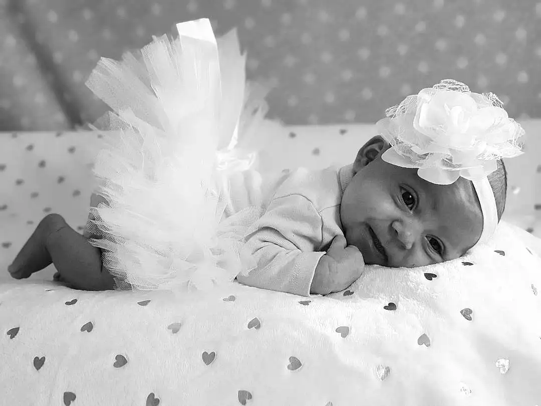 Blanc, Comfort, Flash Photography, Gesture, Happy, Baby & Toddler Clothing, Baby, Black-and-white, Bambin, Headpiece, Linens, Enfant, Headband, Baby Sleeping, Noir & Blanc, Event, Bedding, Monochrome, Bedtime, Fashion Accessory, Personne, Headwear