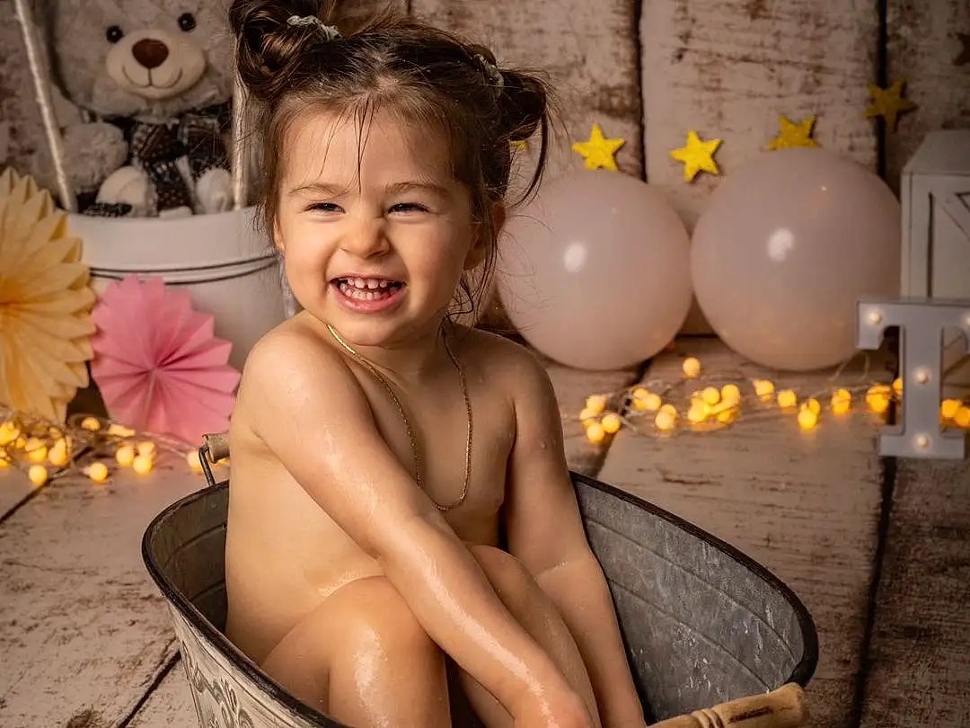 Sourire, Flash Photography, Happy, Bathing, Bambin, Enfant, Chest, Fun, Room, Leisure, Art, Baby, Stock Photography, Assis, Still Life Photography, Visual Arts, Flesh, Vintage Clothing, Barechested, Personne