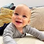 Sourire, Visage, Joue, Peau, Comfort, Sleeve, Baby & Toddler Clothing, Baby, Happy, Gesture, Bambin, Baby Laughing, Linens, Fun, Assis, Enfant, Laugh, Room, Portrait Photography, Personne, Joy