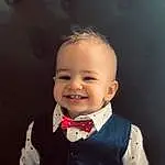 Hair, Nez, Joue, Sourire, Lip, Hand, Cloud, Dress Shirt, Neck, Bow Tie, Sleeve, Baby, Baby & Toddler Clothing, Flash Photography, Happy, Gesture, Collar, Bambin, Formal Wear, Tie, Personne, Joy