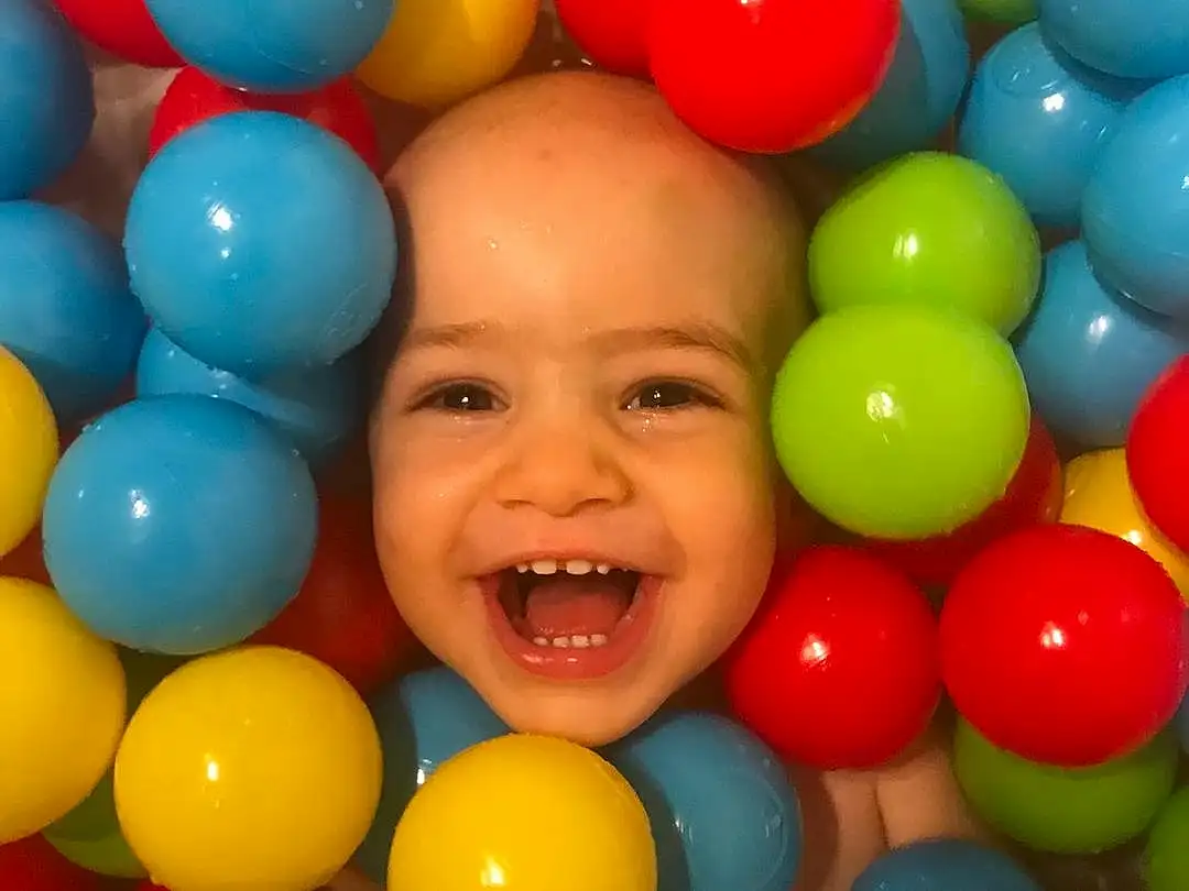 Sourire, Ball Pit, Photograph, Facial Expression, Blanc, Light, Black, Happy, Fun, Yellow, People In Nature, Red, Bambin, Party Supply, Sweetness, Leisure, Baballe, Enfant, Personne