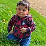 Plante, Hand, Facial Expression, People In Nature, Leaf, Happy, Herbe, Baby, Arbre, Baby & Toddler Clothing, Grassland, Groundcover, Fun, Meadow, Bambin, Pelouse, Leisure, Recreation, Enfant, Personne, Joy
