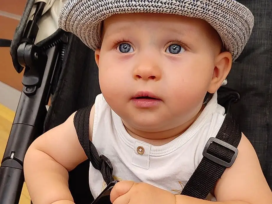 Peau, Lip, Chin, Hand, Bras, Photograph, Yeux, Chapi Chapo, Black, Baby, Flash Photography, Baby & Toddler Clothing, Finger, Baby Carriage, Cap, Sun Hat, Happy, Cool, Personne, Headwear