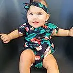 Visage, Peau, Sourire, Yeux, Azure, Baby & Toddler Clothing, Human Body, Fashion, Neck, Sleeve, Flash Photography, Debout, Happy, Finger, Thigh, Cool, Bambin, Barefoot, Knee, Personne, Headwear