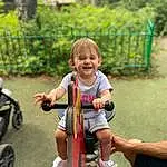 Wheel, Tire, Sourire, Plante, Shorts, People In Nature, Outdoor Recreation, Herbe, Bambin, Baby Carriage, Happy, Leisure, Arbre, Sneakers, Bicycle Accessory, Recreation, Jouets, Baby, Pelouse, Enfant, Personne, Joy