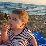Peau, Eau, Head, Ciel, Coiffure, Photograph, Light, Azure, Happy, Baby & Toddler Clothing, Bambin, People On Beach, Summer, Leisure, Baby, Fun, Plage, Horizon, Sand, Herbe, Personne