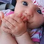 Nez, Joue, Peau, Lip, Hand, Eyebrow, Yeux, Eyelash, Mouth, Baby & Toddler Clothing, Cap, Happy, Gesture, Rose, Finger, Baby, Bambin, Thumb, Sourire, Nail