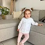 Peau, Head, Couch, Bras, Plante, Picture Frame, Comfort, Dress, Sleeve, Bois, Living Room, Baby & Toddler Clothing, Hardwood, Houseplant, Thigh, Knee, Bambin, Barefoot, Personne