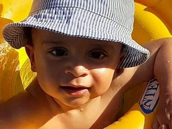 Peau, Sourire, Chapi Chapo, Facial Expression, Cap, Sun Hat, Yellow, Happy, Headgear, Bambin, Fun, Leisure, Baby, Baby & Toddler Clothing, Summer, Beauty, Recreation, Voyages, Enfant, Baseball Cap, Personne, Headwear