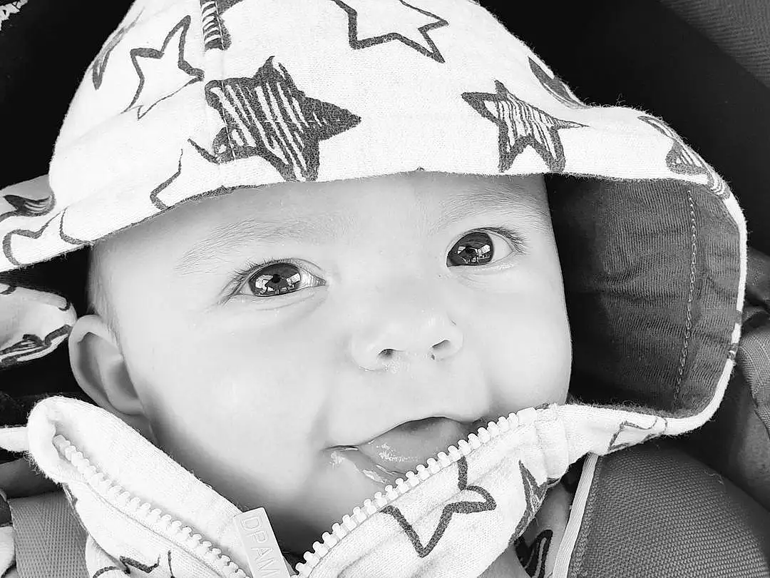 Joue, Sourire, Lip, Photograph, Mouth, Blanc, Cap, Black, Happy, Black-and-white, Style, Flash Photography, Headgear, Cool, Eyelash, Bambin, Baby, People
