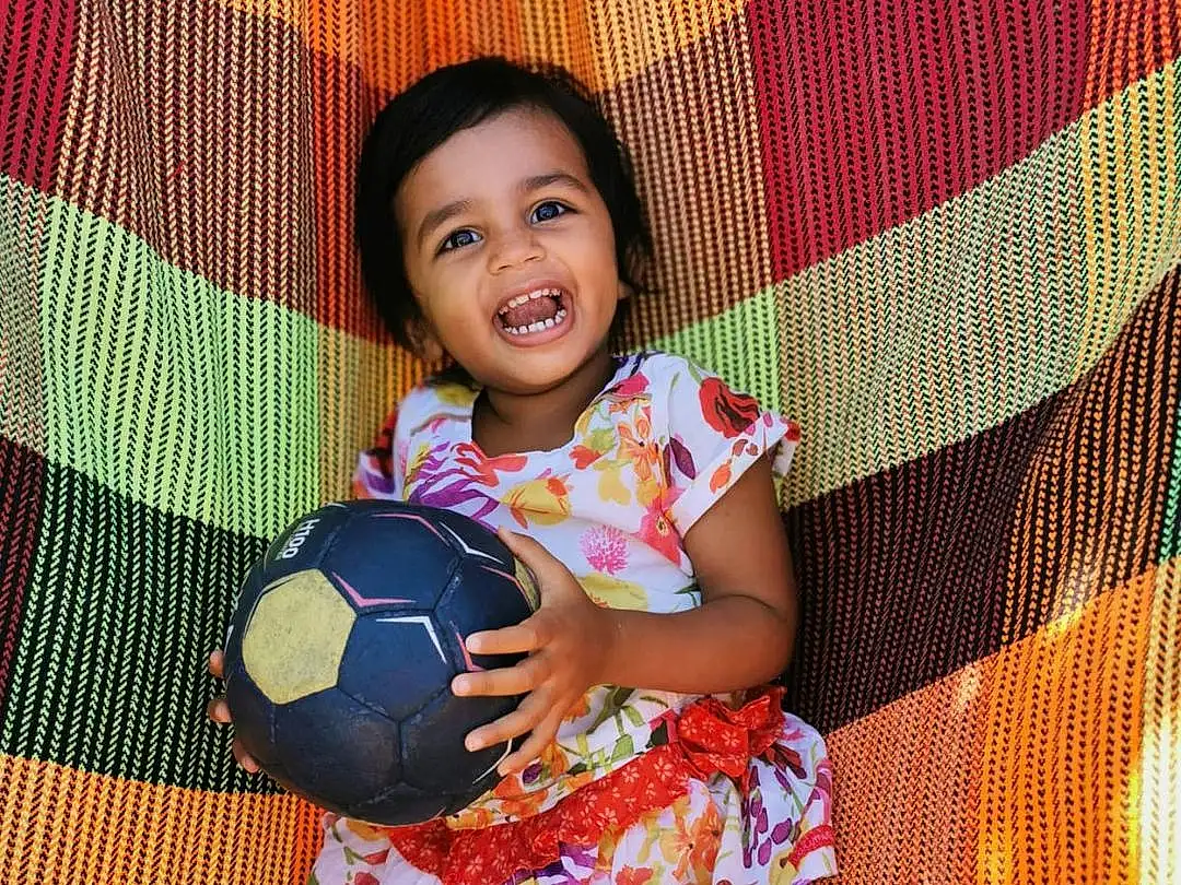 Peau, Sourire, Facial Expression, Textile, Flash Photography, Sports Equipment, Baballe, Rose, Happy, T-shirt, Thigh, Leisure, Fun, Bambin, Football, Pattern, Beauty, Enfant, Magenta, Personne, Joy