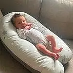 Jambe, Comfort, Human Body, Textile, Sleeve, Knee, Finger, Baby, Bambin, Couch, Thigh, Linens, Human Leg, Chair, Enfant, Foot, Elbow, Baby & Toddler Clothing, Assis, Baby Sleeping, Personne