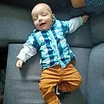 Joint, Sourire, Human Body, Sleeve, Textile, Baby & Toddler Clothing, Gesture, Comfort, Finger, Cool, Bambin, Couch, Happy, Plaid, Electric Blue, Fun, Baby, Enfant, Human Leg, Sportswear, Personne