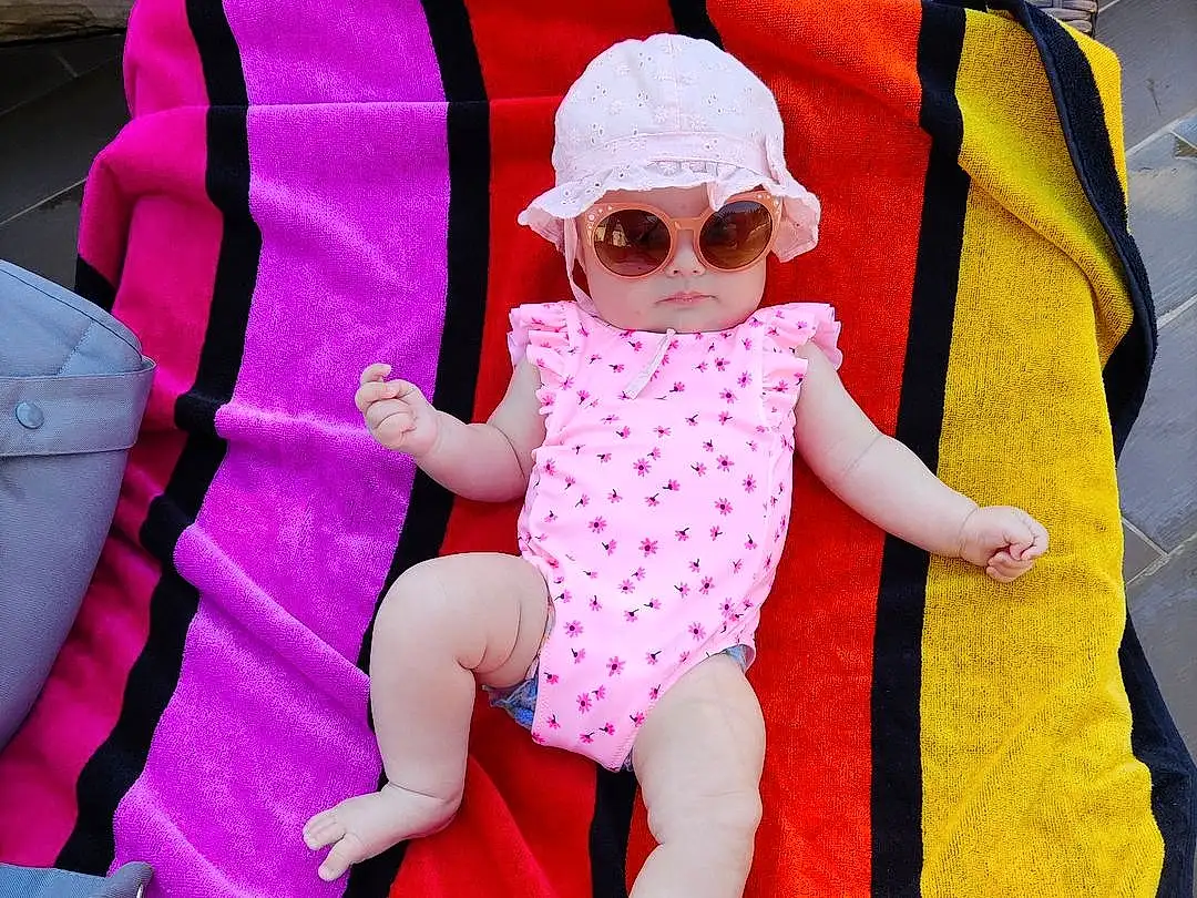 Lunettes, Head, Goggles, Bras, Sunglasses, Baby & Toddler Clothing, Human Body, Textile, Sleeve, Comfort, Doll, Rose, Dress, Baby, Cap, Magenta, Chapi Chapo, Thigh, Lap, Bambin, Personne, Headwear
