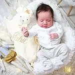 Joue, Blanc, Dress, Baby & Toddler Clothing, Happy, Baby, Comfort, Teddy Bear, Jouets, Bambin, Poil, Event, Assis, Doll, Linens, Bois, Peluches, Stuffed Toy, Enfant, Chair, Personne