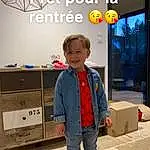 Sourire, Debout, Drawer, Cabinetry, Bois, Happy, Bambin, Electric Blue, Hardwood, Room, Luggage And Bags, Fun, Enfant, Mechanical Fan, Denim, T-shirt, Leisure, Chest Of Drawers, Logo, Personne, Joy