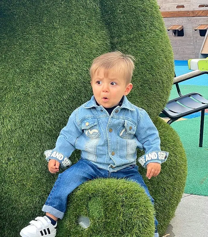 Jeans, Shoe, Green, Jambe, People In Nature, Plante, Herbe, Fun, Leisure, Sneakers, Pelouse, Bambin, Baby & Toddler Clothing, Electric Blue, Assis, Enfant, Denim, Garden, Personne, Surprise