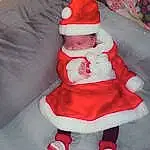 Chapi Chapo, Santa Claus, Sleeve, Baby & Toddler Clothing, Rose, Costume Hat, Holiday, Event, Bambin, Poil, NoÃ«l, Lap, Fictional Character, Carmine, Pattern, Hiver, Magenta, Enfant, Assis, Christmas Eve