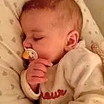 Nez, Visage, Joue, Peau, Head, Lip, Chin, Yeux, Mouth, Comfort, Baby Sleeping, Baby, Textile, Baby & Toddler Clothing, Oreille, Sleeve, Gesture, Rose, Finger