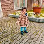 Infrastructure, Debout, Road Surface, Bambin, Baby & Toddler Clothing, Sidewalk, Street Fashion, Enfant, Happy, Leisure, Herbe, Pattern, Bois, Fun, Road, Cobblestone, City, Plaid, Street, Personne