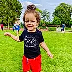 Sourire, Shorts, Ciel, Plante, People In Nature, Green, Arbre, Sleeve, Happy, Cloud, Baby & Toddler Clothing, Herbe, Bambin, Leisure, Fun, Goggles, Grassland, Recreation, Meadow, Electric Blue, Personne, Joy