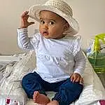 Gesture, Comfort, Happy, Sourire, Event, Enfant, Elbow, Abdomen, Baby, Bambin, Chapi Chapo, Fashion Design, Room, Fun, Linens, Baby Products, Hospital, Personne, Headwear