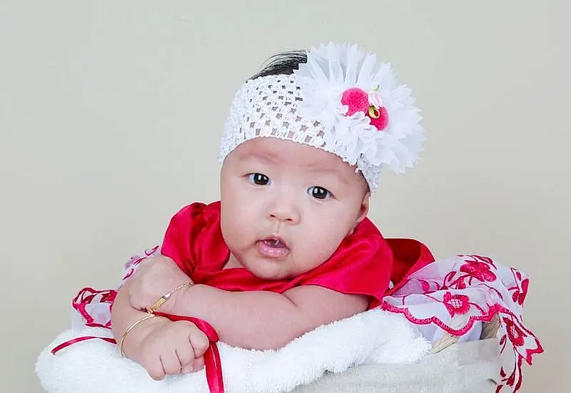 Baby & Toddler Clothing, Sleeve, Baby, Rose, Headgear, Happy, Chapi Chapo, Bambin, Costume Hat, Cap, Pattern, Fashion Accessory, Comfort, Enfant, Knit Cap, Portrait Photography, Magenta, Hair Accessory, Costume Accessory, Beanie, Personne, Headwear