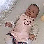 Joue, Peau, Sourire, Stomach, Facial Expression, Baby & Toddler Clothing, Sleeve, Comfort, Rose, Waist, Knee, Baby, Thigh, Bambin, Trunk, Chest, Pattern, Happy, Abdomen, Human Leg, Personne, Joy
