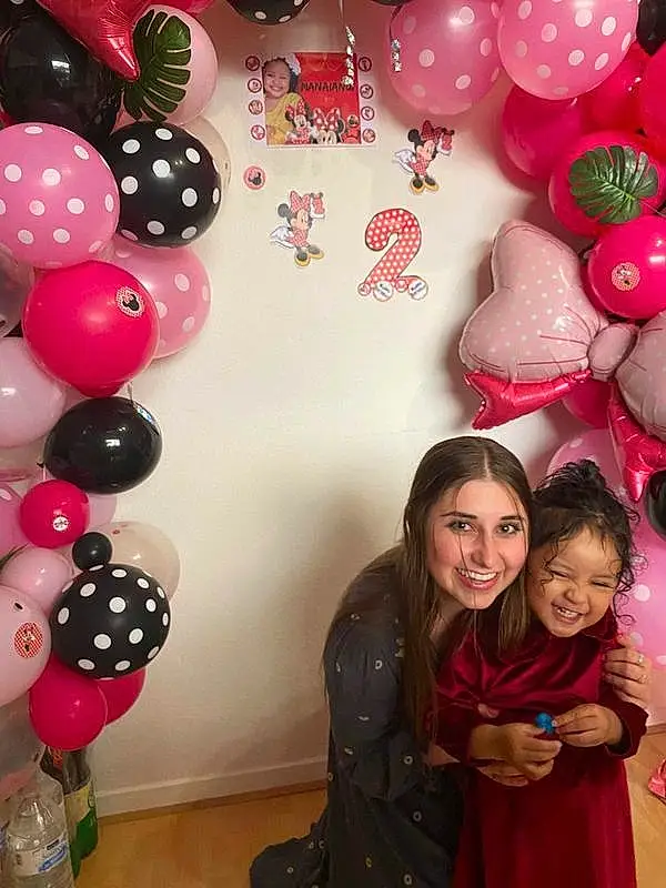 Photograph, Sourire, Facial Expression, Textile, Balloon, Happy, Lighting, Rose, Decoration, Interior Design, Red, Fun, Magenta, Material Property, Party Supply, Beauty, Event, Sweetness, Personne, Joy